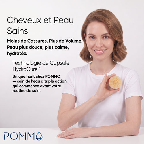 Femme tenant une capsule de filtre gel à la vitamine C POMMO