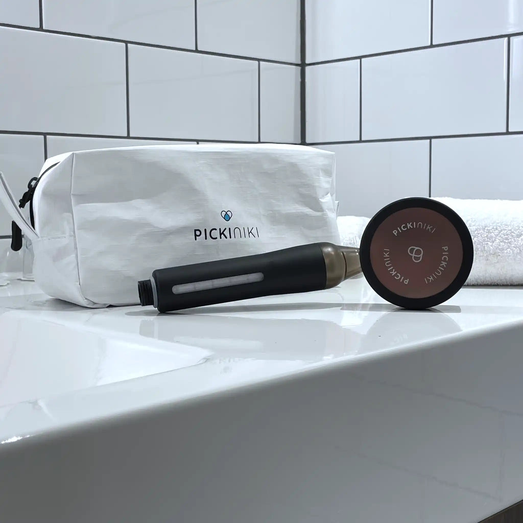 Pochette de voyage PICKI NIKI contenant la pomme de douche et ses filtres