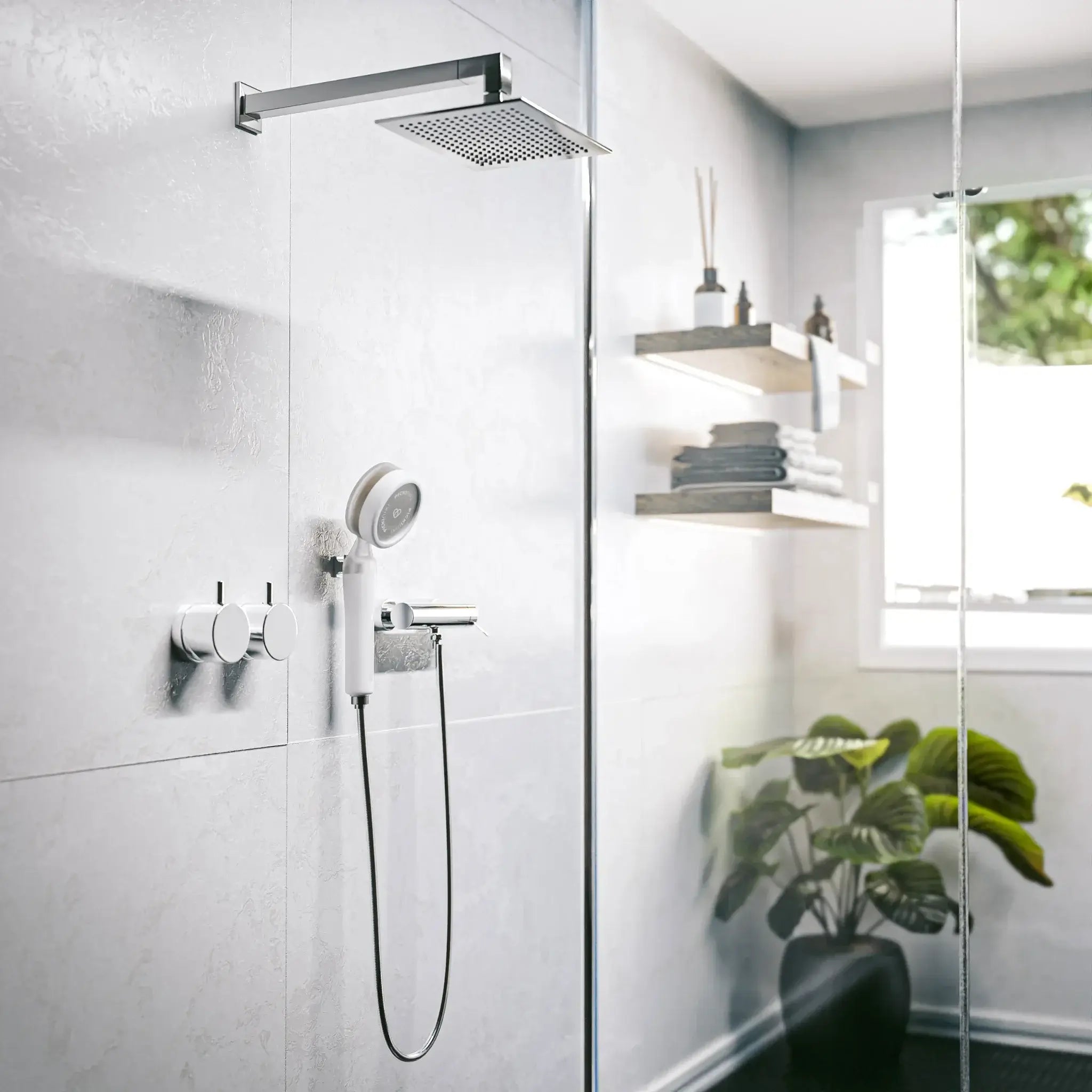 Pommeau de douche filtrant PICKI NIKI blanc dans une salle de bain
